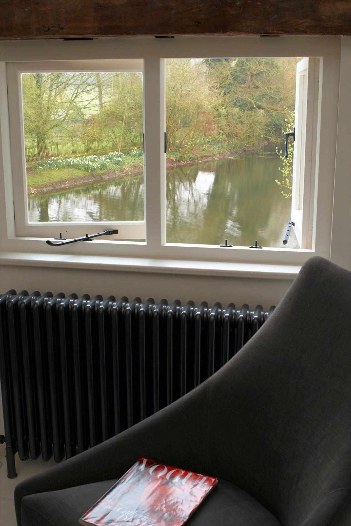 Tuddenham Mill Luxury Hotel Room photo A household radiator